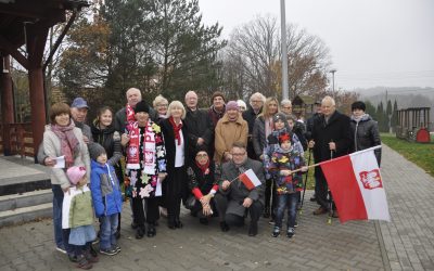 Wspólne śpiewanie hymnu w Stulecie Odzyskania Niepodległości przez Polskę