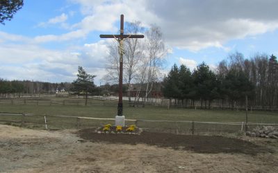 Nowe tabernakulum i krzyż na placu przed kościołem